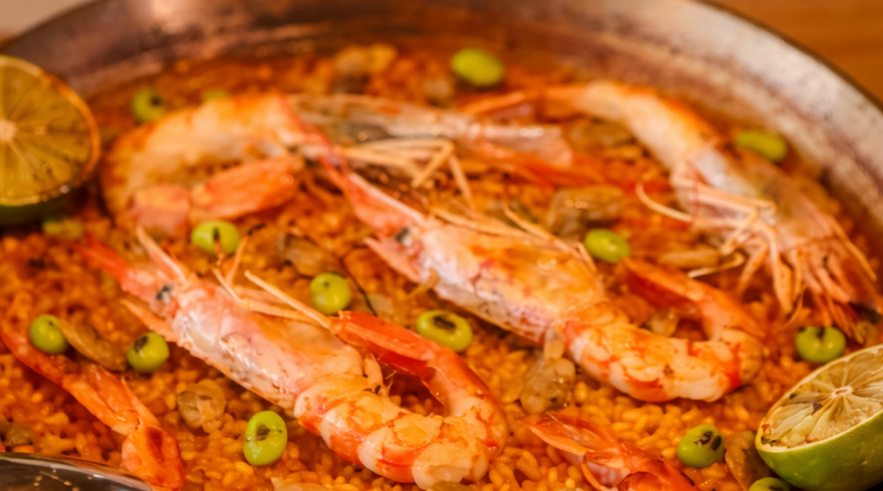 Paella de mariscos con camarones