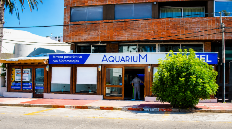 Aquarium hotel