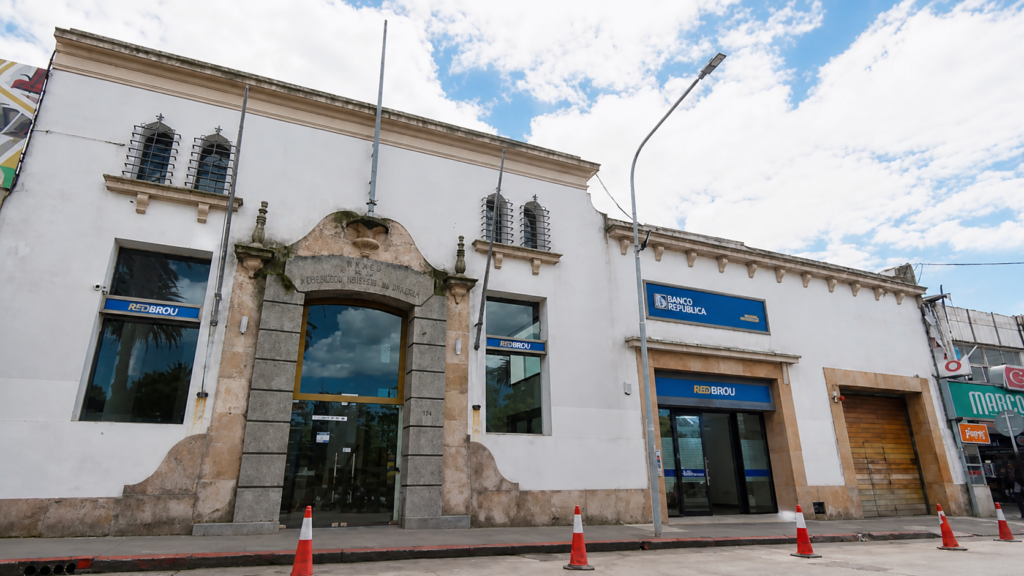Fachada República AFAP Maldonado