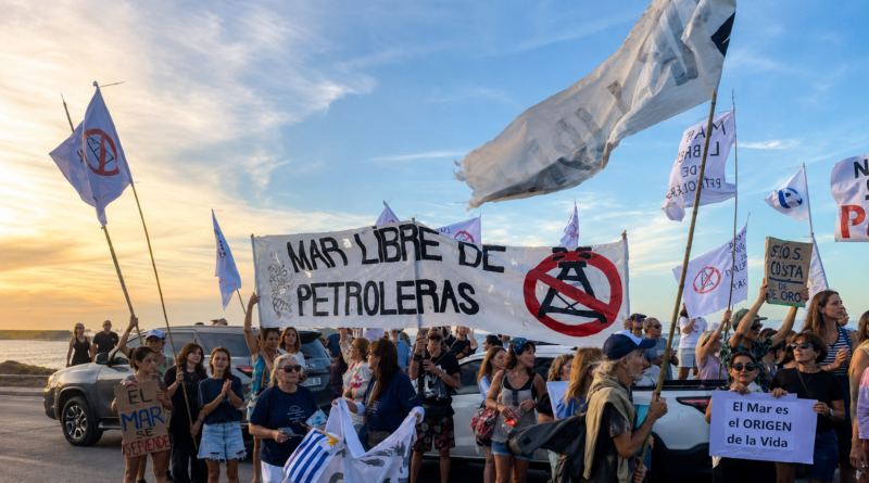 Protesta exploración hidrocarburífera offshore crédito foto diario El Correo