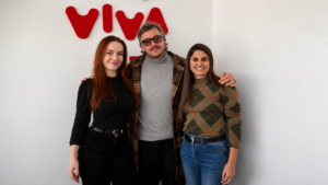 Gastón Torello junto al elenco de la obra Karma Lucia Bonacci y Pia Martinera