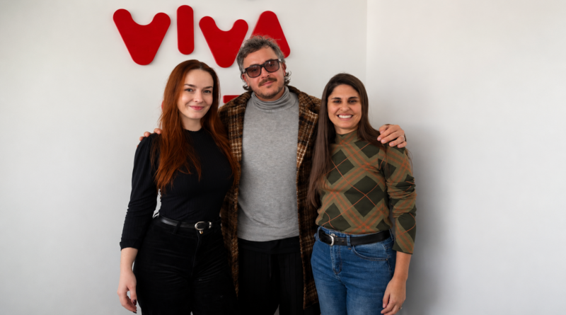 Gastón Torello junto al elenco de la obra Karma Lucia Bonacci y Pia Martinera