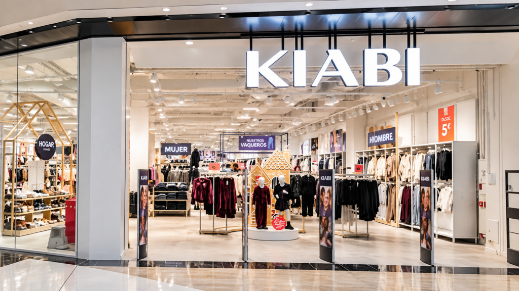 Escaparate moderno de la tienda KIABI