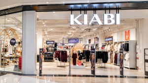 Escaparate moderno de la tienda KIABI